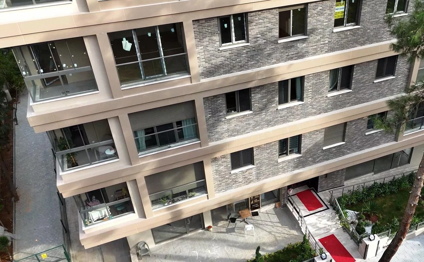Sedir Apartmanı’nın balkonlarını ve dış cephe detaylarını gösteren yakın fotoğraf